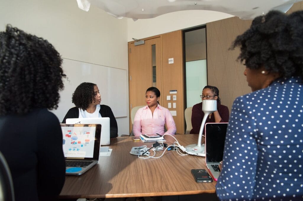 Saiba o que acontece em uma mentoria e como esse processo pode acelerar seu desenvolvimento profissional. Entenda como as orientações personalizadas de um mentor podem ajudá-lo a alcançar seus objetivos de forma mais eficiente.