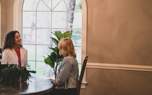 Saiba o que faz uma consultora de vendas e por que ela é fundamental para o sucesso comercial de qualquer negócio. Entenda suas funções e como ela contribui para maximizar o potencial de vendas.