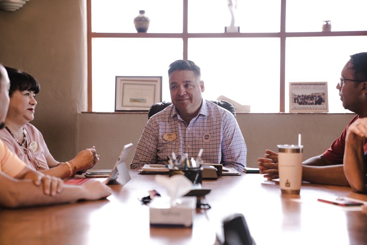 Descubra o que envolve as vendas de serviços, como identificar oportunidades e melhorar sua abordagem. Saiba como transformar a oferta de serviços em um modelo de negócio eficiente e escalável.