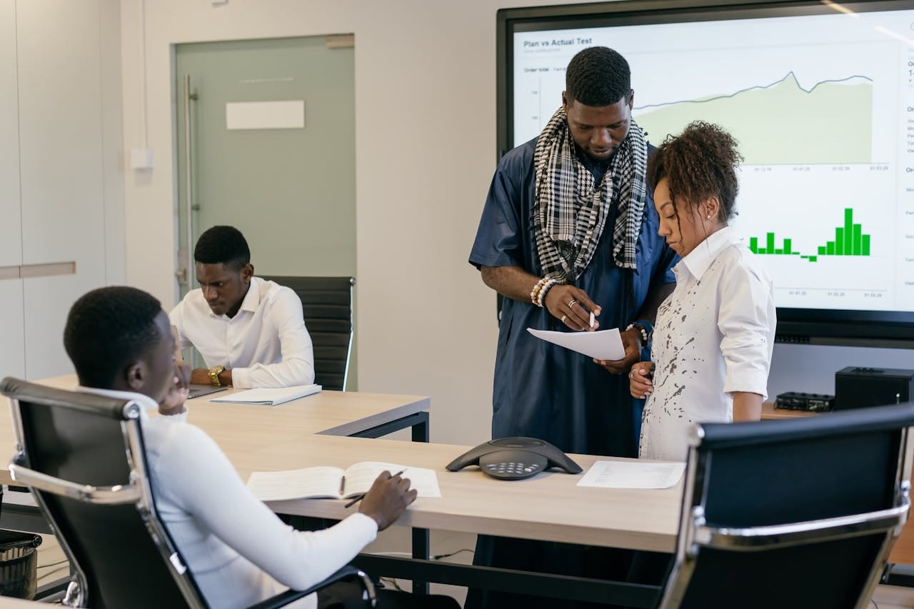 Descubra o que um consultor de vendas faz e como ele pode ajudar a sua empresa a aumentar as vendas. Entenda suas responsabilidades, estratégias e o impacto positivo nos resultados comerciais.