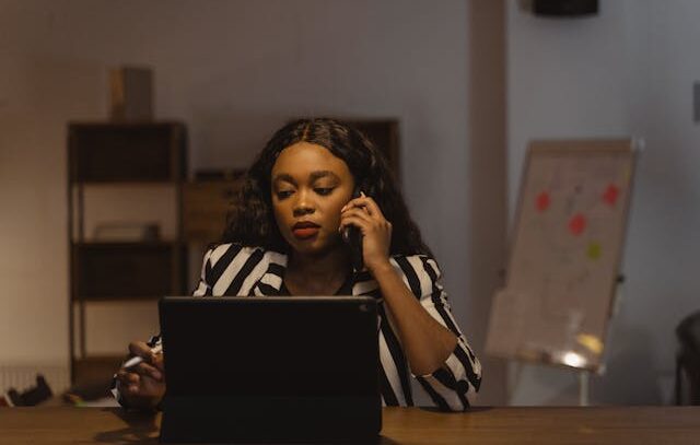 Entenda o conceito de vendedor especialista e como ele se diferencia no mercado. Conheça as qualidades e técnicas essenciais para ser reconhecido como um verdadeiro especialista em vendas.