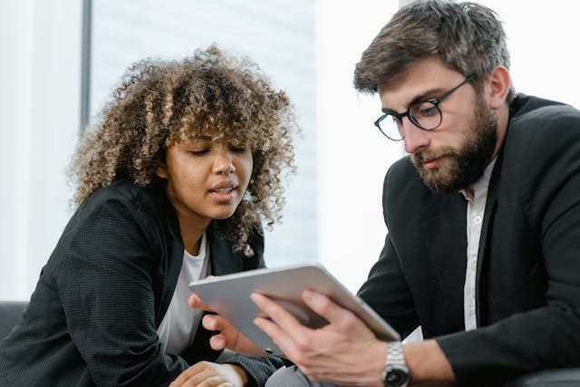 Entenda o que é ser um consultor empresarial e como essa profissão impacta diretamente o crescimento e a sustentabilidade dos negócios. Aprenda sobre suas responsabilidades e como ele utiliza conhecimento profundo e ferramentas analíticas para otimizar resultados.