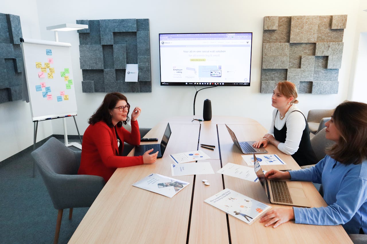 Entenda o que está incluído em uma consultoria de sucesso, desde a análise de necessidades até o planejamento estratégico. Descubra como esse serviço pode impulsionar seu negócio de forma personalizada.