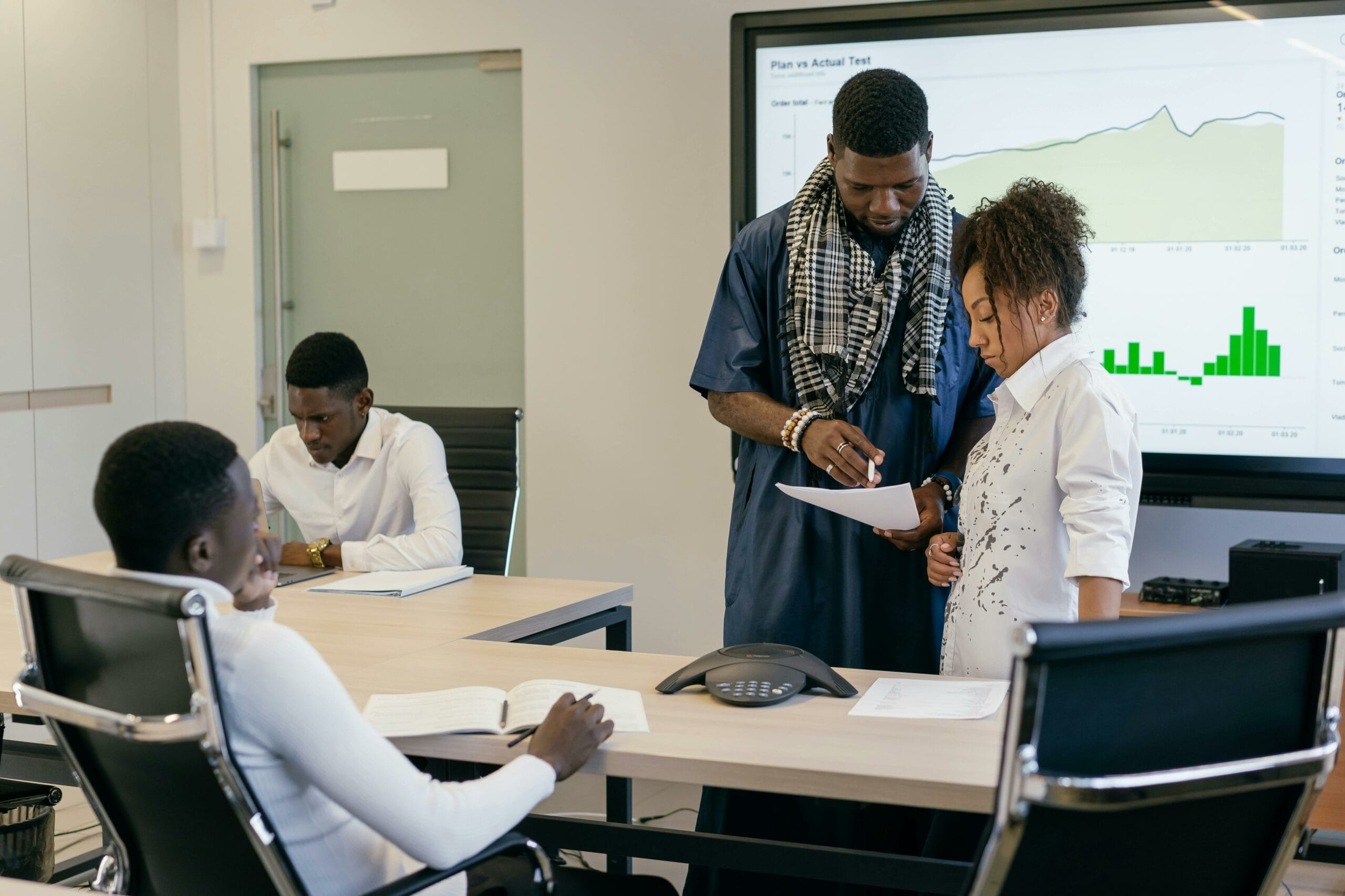 Descubra como as vendas impactam o desenvolvimento de uma empresa. Explore a importância de entender o comportamento do consumidor e como as técnicas de vendas baseadas em dados e insights podem transformar sua abordagem comercial.