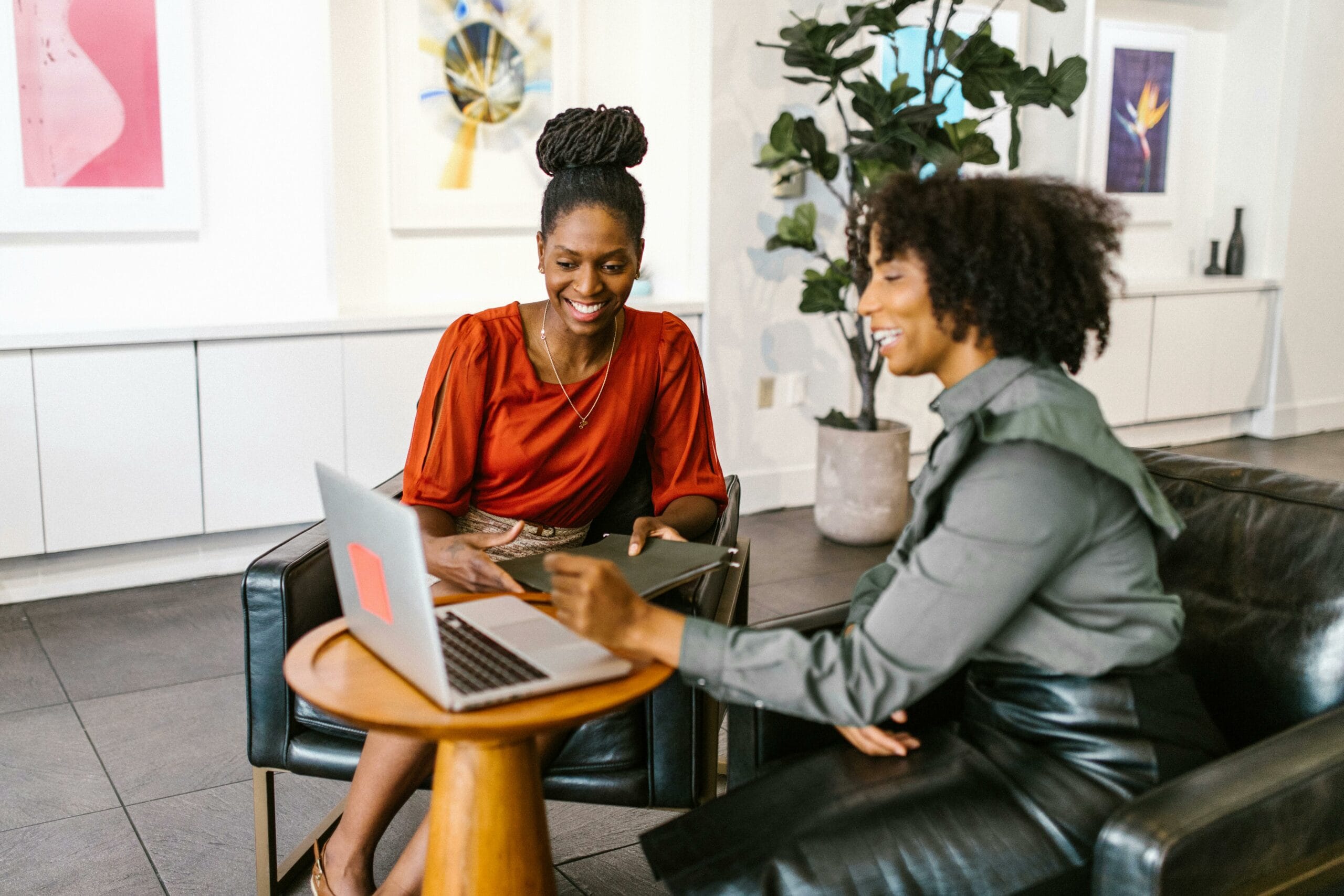 Você sabe o que um profissional de marketing faz? Explore as funções desse especialista e como ele aplica técnicas modernas de marketing digital, SEO, e LLMs para otimizar campanhas e melhorar os resultados das empresas.