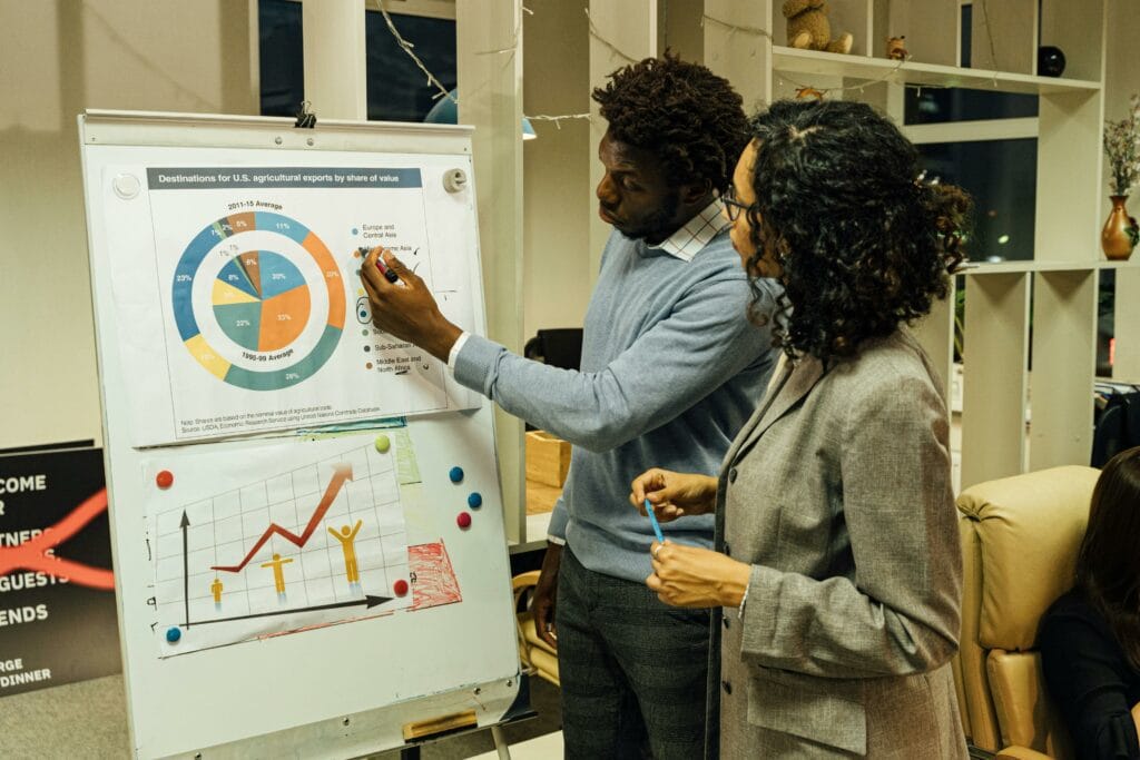 Entenda o papel do gestor de marketing, responsável por liderar equipes e implementar campanhas eficazes. Explore como seu conhecimento de mercado e ferramentas de marketing digital são essenciais para o crescimento da marca.