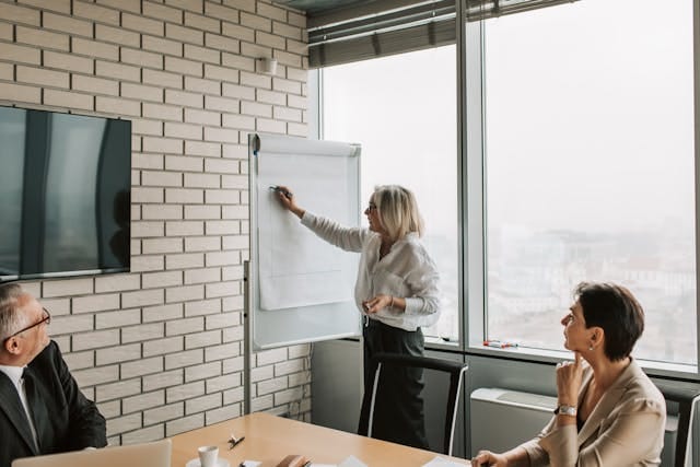 Saiba o preço médio de uma consultoria profissional e os elementos que afetam o valor do serviço. Entenda como esse investimento pode gerar resultados positivos para sua empresa.